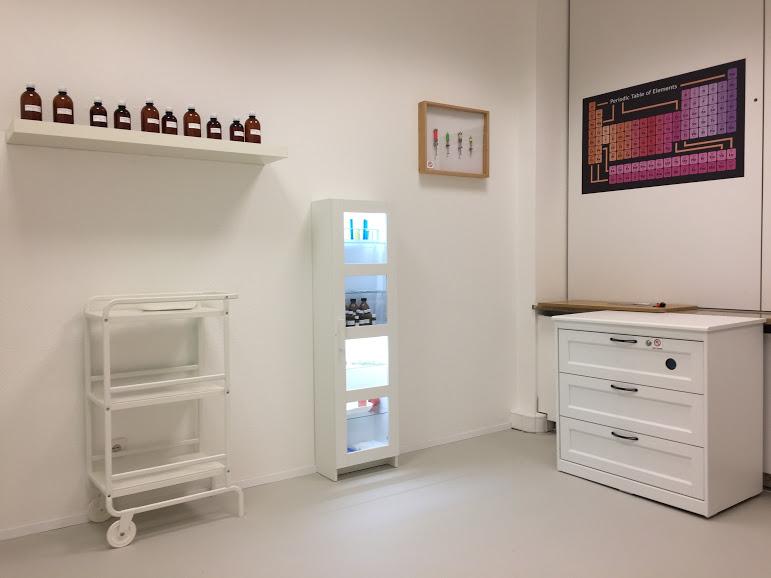 Ein verrückter Wissenschaftler will mit einem tödlichen Virus die gesamte Menschheit auslöschen und nur eine Eliteeinheit - Sie - kann das noch verhindern. Sie verschaffen sich in diesem Spiel Zutritt zu seinem Labor und müssen das rettende Antiserum finden, ehe der Professor in einer Stunde zurückkehrt und Sie entdeckt. Dieser mittelschwere Raum ist für zwei bis sechs Spieler und kostet zwischen 85 und 145 Euro. Öffnungszeiten und Details gibt es auf der Homepage.