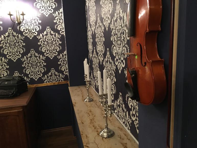 Für diesen Raum werden Sie von einem berühmten Auktionshaus als Privatdetektive angeheuert, um einen mysteriösen Raub zu untersuchen. Ein berüchtigter Kunstsammler soll ein unvollendetes Notenblatt Mozarts gestohlen haben. Die Teilnehmer müssen der Sache auf den Grund zu gehen, denn der vermeintliche Täter verlässt sein Haus täglich für eine Stunde. Dieser schwere Raum ist für zwei bis sechs Spieler und kostet zwischen 85 und 145 Euro. Öffnungszeiten und Details gibt es auf der Homepage.