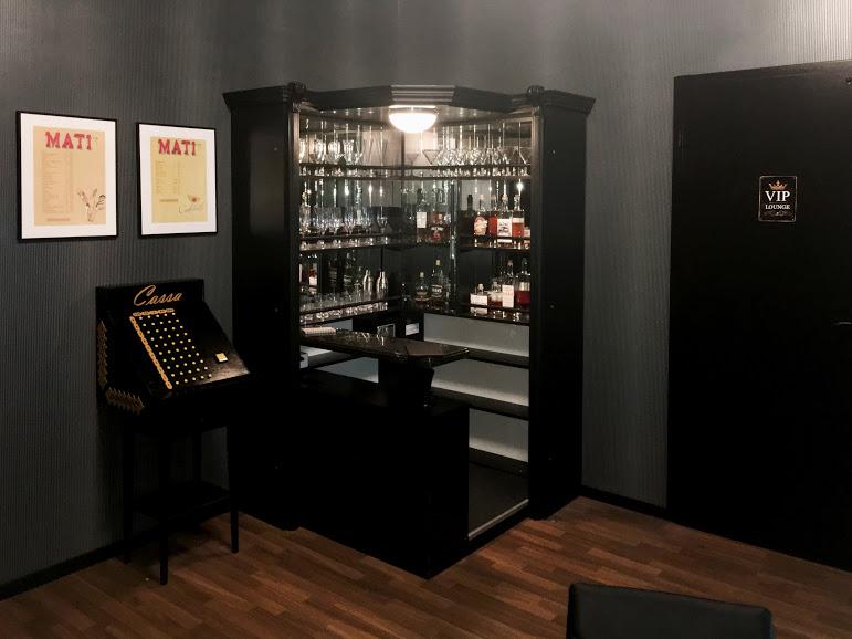 Für diesen Escape Room schließen Sie sich der Mafia an: In den Vereinigten Staaten der frühen 60er Jahre florieren die rivalisierenden Gangs. Die Teilnehmer müssen in einen Nachtclub einer anderen Bande eindringen, um dort die Tochter ihres Bosses zu befreien, die entführt wurde. Dafür bleibt ihnen jedoch nur eine Stunde Zeit... Der mittelschwere Raum ist für zwei bis sieben Spieler ausgelegt und darf nur von volljährigen Teilnehmern gebucht werden. Die Kosten liegen zwischen 85 und 160 Euro. Öffnungszeiten und Details gibt es auf der Homepage.