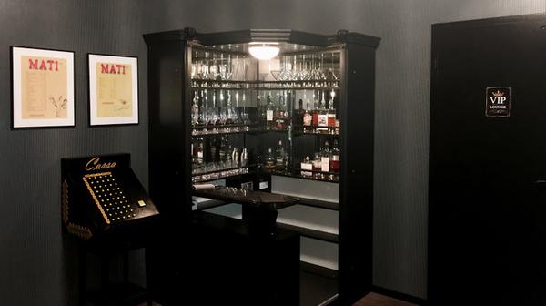 Für diesen Escape Room schließen Sie sich der Mafia an: In den Vereinigten Staaten der frühen 60er Jahre florieren die rivalisierenden Gangs. Die Teilnehmer müssen in einen Nachtclub einer anderen Bande eindringen, um dort die Tochter ihres Bosses zu befreien, die entführt wurde. Dafür bleibt ihnen jedoch nur eine Stunde Zeit... Der mittelschwere Raum ist für zwei bis sieben Spieler ausgelegt und darf nur von volljährigen Teilnehmern gebucht werden. Die Kosten liegen zwischen 85 und 160 Euro. Öffnungszeiten und Details gibt es auf der Homepage.