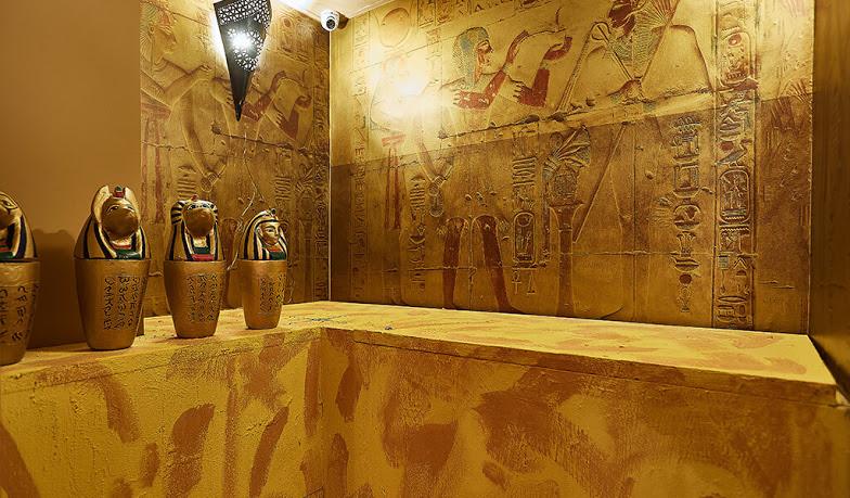 Dieser Raum bringt Sie nach Ägypten zur Zeit des zweiten Weltkriegs. Als britische Offiziere müssen Sie irgendwo auf dem Hán el-Halili Bazar eine Truhe mit verschlüsselten Nachrichten finden. Für den Auftrag im Dienste ihrer Majestät haben Sie nur eine Stunde Zeit. Dieser leichte Raum ist für zwei bis sieben Spieler und kostet zwischen 85 und 160 Euro. Öffnungszeiten und Details gibt es auf der Homepage.