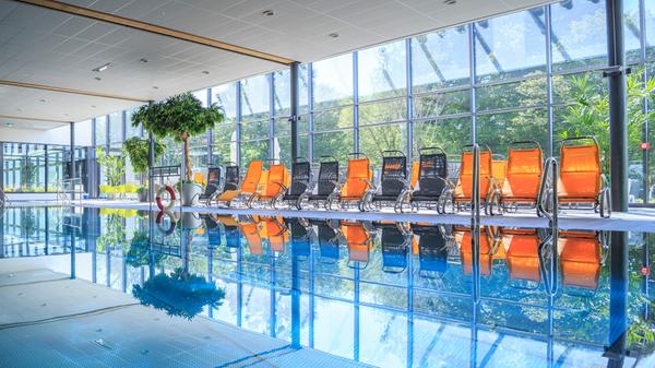 Die Sauna- und Wellnesslandschaft des Langwasserbads überzeugt im Innenbereich mit einem gemütlichen Ruheraum mit Panoramafenster. Zwischen Aufgusssauna und Sanftsauna liegt ein Dampfbad. Der Außenbereich ist ausgestattet mit Liege- und Sitzmöglichkeiten, Kneippbecken, Tauchbecken, Gartensauna und einem Salzinhalationsraum. • Öffnungszeiten und weitere Informationen gibt es auf der Homepage.