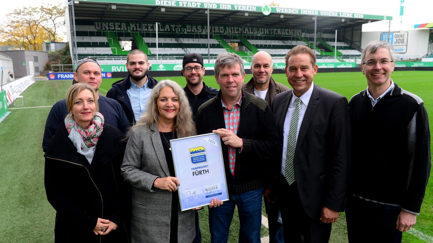 Die Verantwortlichen des Fürther Fanprojekts erhalten eine Auszeichnung. Die Verantwortlichen des Fürther Fanprojekts erhalten eine Auszeichnung.