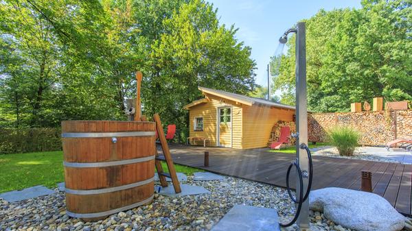 Das Hallenbad bietet ein 25-Meter-Schwimmerbecken, ein Nichtschwimmerbecken und für die Kleinen ein Planschbecken. Das Highlight im Stadtteilbad ist der idyllische Saunabereich im skandinavischen Stil mit direktem Blick zu den Rednitzauen. Der Saunagarten mit Sonnenholzdeck und Liegewiese lädt zum Entspannen ein. • Öffnungszeiten und Details gibt es auf der Homepage.