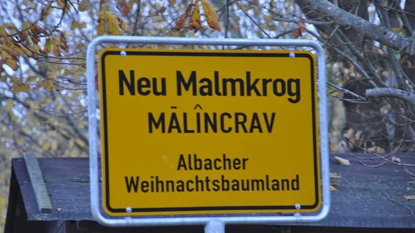 Für eine besinnliche Zeit zu sorgen, ist ganz schön stressig. Rund 100 Mitarbeiter sind täglich ab 7 Uhr im Einsatz. Sie kommen hauptsächlich aus dem rumänischen Ort Malmkrog. Damit sie sich gleich heimisch fühlen, wurde ein eigenes Ortsschild vor dem Gelände aufgestellt. Gute Mitarbeiter zu bekommen ist schwierig, weiß Rippel. "Man muss den Leuten schon was bieten." Deshalb ist von den Geschäftsführern auch das Bauen eines eigenen Hauses für die Saisonarbeiter, die vor allem bei Verwandten im Ort untergebracht sind, geplant.