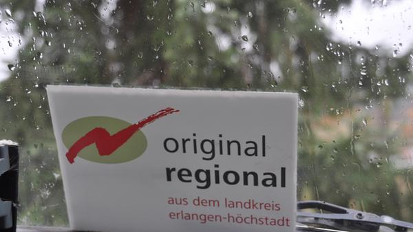 Den Vorwurf von Umweltschützern, die Bäume jahrelang zu pflegen, um sie dann für wenige Wochen im Wohnzimmer stehen zu haben, sei nicht nachhaltig, will Rippel so nicht stehen lassen. "In unseren Bäumen nisten jährlich hunderte Vögel", erklärt er. Seine rund zwei Millionen Bäume auf 250 Hektar binden während ihrer bis zu zehn Jahre dauernden Wachstumszeit rund 36 000 Tonnen Kohlenstoffdioxid und produzieren gleichzeitig etwa 26 000 Tonnen Sauerstoff.