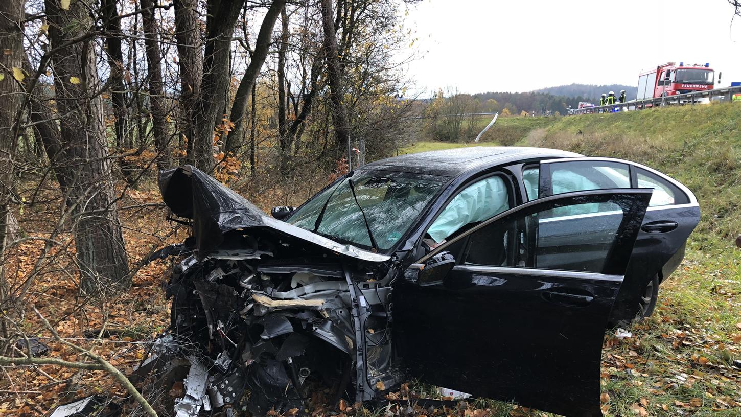 Der Wagen ist abseits der Autobahn bei Hormersdorf gegen einen Baum geprallt.