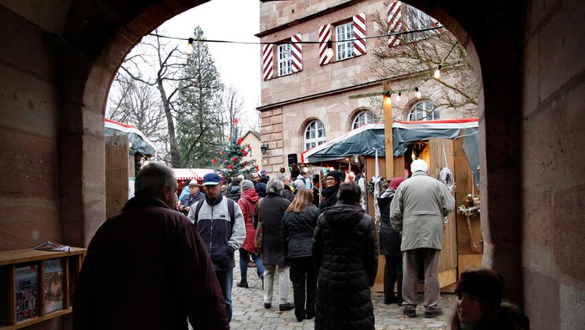 Idyllisch gelegen: der Weihnachtsmarkt am Zeltnerschloss.