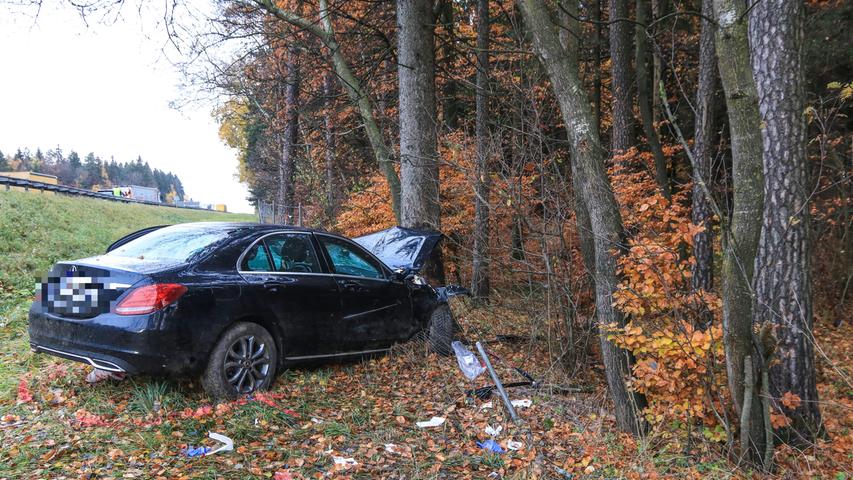 Mercedes prallt gegen Baum: Vollsperrung auf der A9