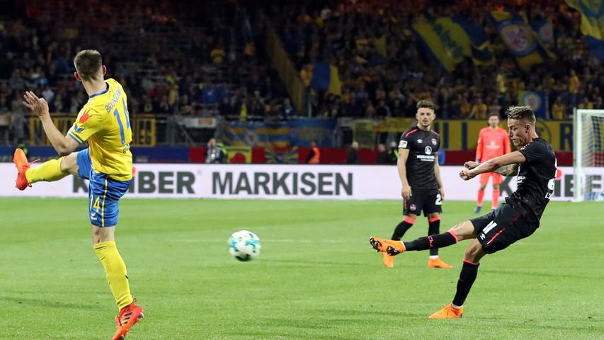 Am 30. April 2018 klopft der Club gewaltig am Tor zum Oberhaus. Ondrej Petrak ist es, der den FCN an einem erstklassigen Frühlingsabend an die Pforte zur Erstklassigkeit führt. Im Heimspiel gegen Braunschweig ist der in der defensiven Mittelfeldzentrale beheimate Tscheche in Hälfte eins bereits einige Male mit aufgerückt und hat den Abschluss gesucht. Kurz vor dem Kabinengang klappt es dann: Mit beeindruckender Schusstechnik und Präzision platziert Petrak den Ball im rechten Eck des Gäste-Gehäuses.
Am 30. April 2018 klopft der Club gewaltig am Tor zum Oberhaus. Ondrej Petrak ist es, der den FCN an einem erstklassigen Frühlingsabend an die Pforte zur Erstklassigkeit führt. Im Heimspiel gegen Braunschweig ist der in der defensiven Mittelfeldzentrale beheimate Tscheche in Hälfte eins bereits einige Male mit aufgerückt und hat den Abschluss gesucht. Kurz vor dem Kabinengang klappt es dann: Mit beeindruckender Schusstechnik und Präzision platziert Petrak den Ball im rechten Eck des Gäste-Gehäuses.