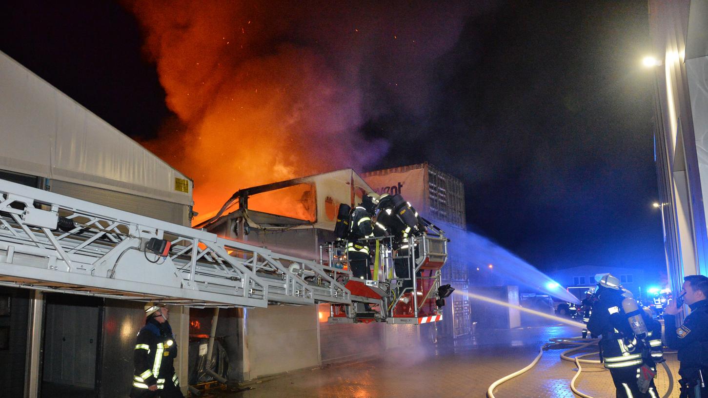 In Eltersdorf hat im Gewerbegebiet Am Pestalozziring eine Lagerhalle lichterloh gebrannt.