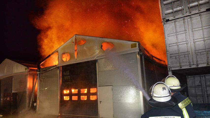 Ein Großbrand in einer Lagerhalle in Eltersdorf hielt zahlreiche Feuerwehrkräfte im November in Atem.
