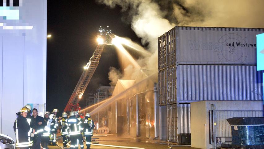 Großbrand in Eltersdorf: Lagerhalle steht in Flammen