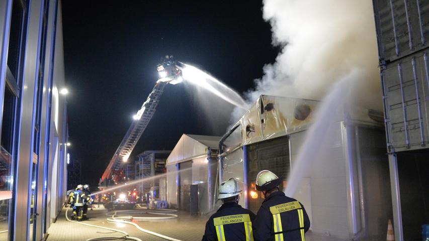 Großbrand in Eltersdorf: Lagerhalle steht in Flammen