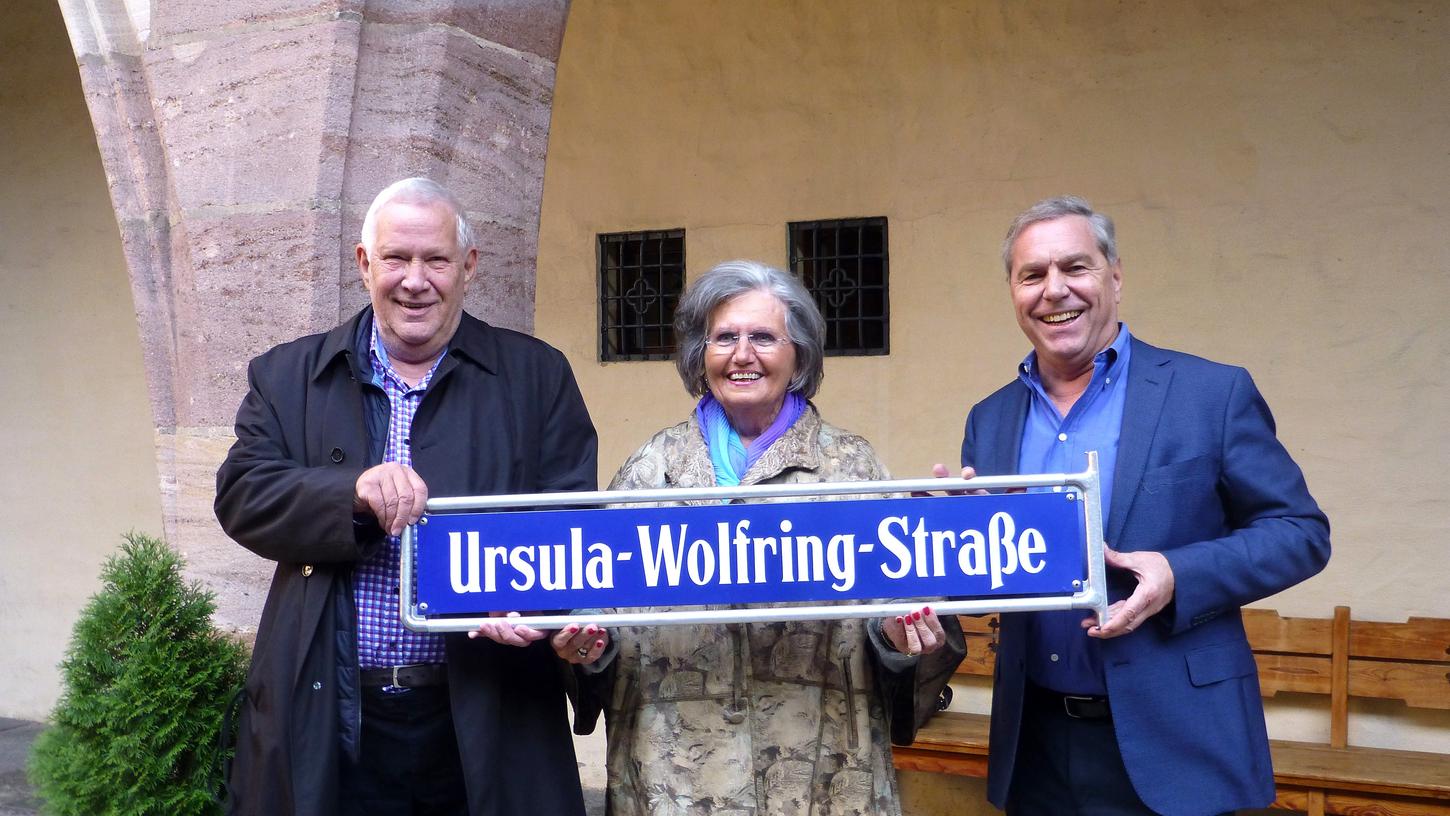 In Langwasser gibt es seit kurzem eine Ursula-Wolfring-Straße. Die Sozialpolitikerin, 1926 in Nürnberg geboren, setzte sich nach dem Zweiten Weltkrieg für Jugendliche ein. In Nürnberg sollen in Zukunft mehr Straßen nach Frauen benannt werden. In Langwasser gibt es seit kurzem eine Ursula-Wolfring-Straße. Die Sozialpolitikerin, 1926 in Nürnberg geboren, setzte sich nach dem Zweiten Weltkrieg für Jugendliche ein. In Nürnberg sollen in Zukunft mehr Straßen nach Frauen benannt werden.