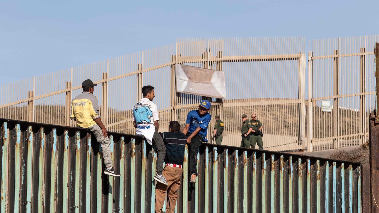 Bei Tijuana versuchen Flüchtlinge über einen Grenzzaun in die USA zu gelangen.