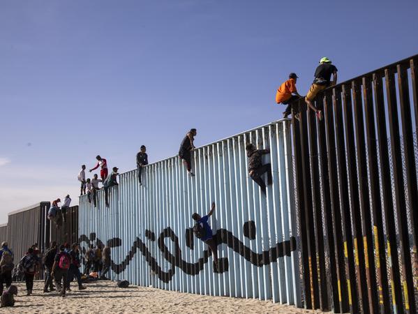 Nach einer Tausende Kilometer langen Reise durch Mexiko haben die ersten Migranten aus Mittelamerika den Grenzzaun zu den USA erklommen.