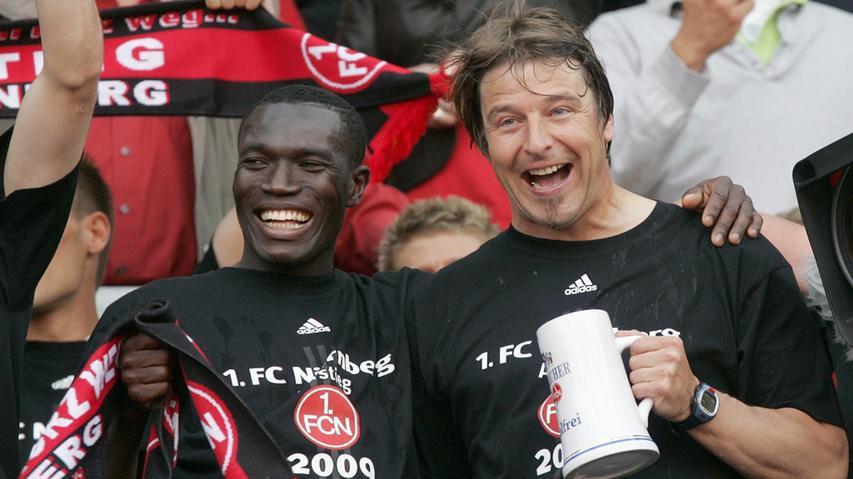 Freude Pur! Michael Oenning und Isaac Boakye feirn den Aufsteig in die Bundesliga 2009.