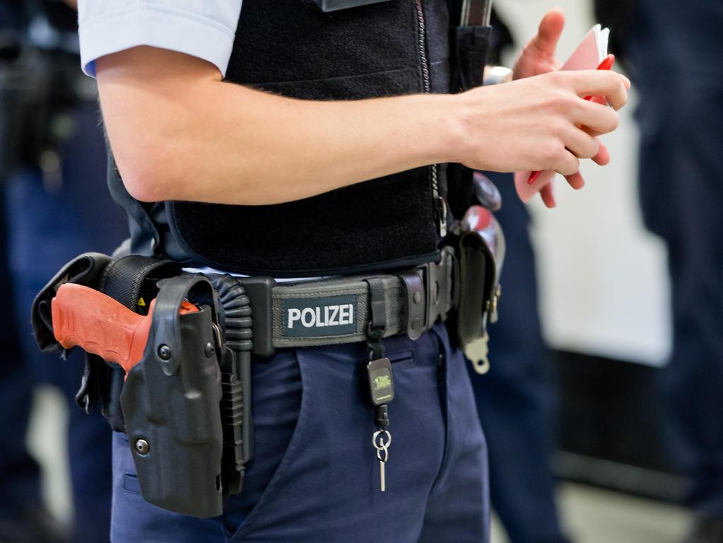 Prozess Durfen Sich Bayerische Polizisten Tatowieren Lassen Region Nordbayern Prozess Durfen Sich Bayerische Polizisten Tatowieren Lassen Region Nordbayern