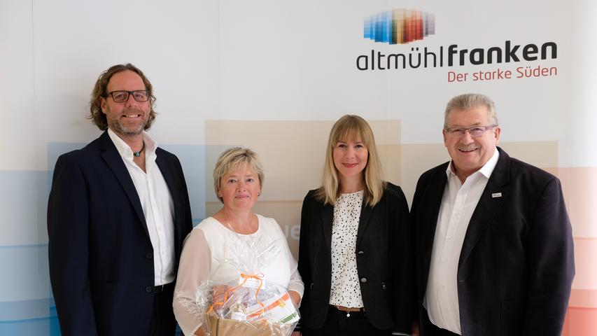 Emmi Engelhardt aus Treuchtlingen hat den ersten Preis bei der Verlosungsaktion des Gesundheitsmarktes Altmühlfranken gewonnen. Sie kann sich über einen Gutschein der Altmühltherme Treuchtlingen für zwei Personen freuen.Landrat Gerhard Wägemann, Organisatorin Maria Lechner vom Gesundheitsamt und Betriebsleiter Ulrich Schumann von der Altmühltherme haben nun den Gewinn überreicht. „Als Stammkundin der Altmühltherme Treuchtlingen freue ich mich wirklich sehr über den Preis“, so Emmi Engelhardt. Der zweite und dritte Preis, jeweils ein Bierpaket Altmühlfranken, ging an Ulrike Hoist aus Markt Berolzheim und an Martin Rothe aus Haundorf. Auch für nächstes Jahr ist ein ähnliches Format für den Gesundheitsmarkt Altmühlfranken geplant. Emmi Engelhardt aus Treuchtlingen hat den ersten Preis bei der Verlosungsaktion des Gesundheitsmarktes Altmühlfranken gewonnen. Sie kann sich über einen Gutschein der Altmühltherme Treuchtlingen für zwei Personen freuen.Landrat Gerhard Wägemann, Organisatorin Maria Lechner vom Gesundheitsamt und Betriebsleiter Ulrich Schumann von der Altmühltherme haben nun den Gewinn überreicht. „Als Stammkundin der Altmühltherme Treuchtlingen freue ich mich wirklich sehr über den Preis“, so Emmi Engelhardt. Der zweite und dritte Preis, jeweils ein Bierpaket Altmühlfranken, ging an Ulrike Hoist aus Markt Berolzheim und an Martin Rothe aus Haundorf. Auch für nächstes Jahr ist ein ähnliches Format für den Gesundheitsmarkt Altmühlfranken geplant.