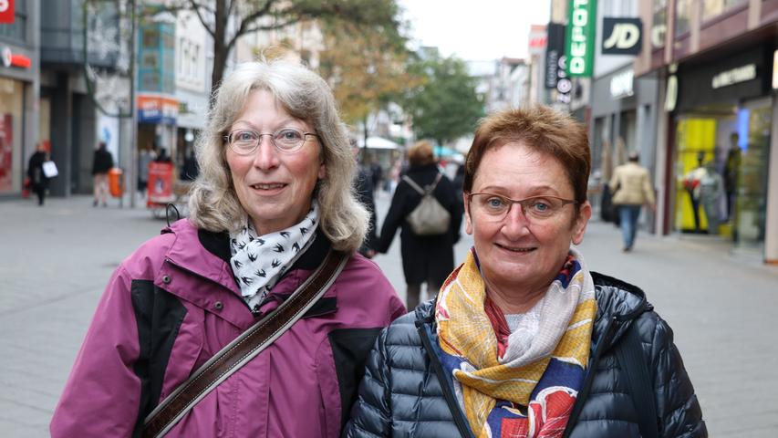 Elke Wedel (65, links) und Margit Hopf (66) sind gleicher Meinung. "Tattoos sind völlig ok, soweit sie nicht anstößig sind." Das Gerichtsurteil für den bayrischen Polizisten kann Elke nicht nachvollziehen. "Mir ist es egal, ob ein Beamter 'Aloha' auf dem Unterarm stehen hat. Das hat nichts mit seiner Arbeit zu tun."