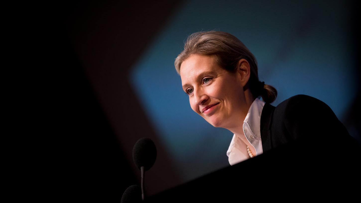 Alice Weidel wird verdächtigt, Spenden aus der Schweiz für ihren Wahlkampf genutzt zu haben.