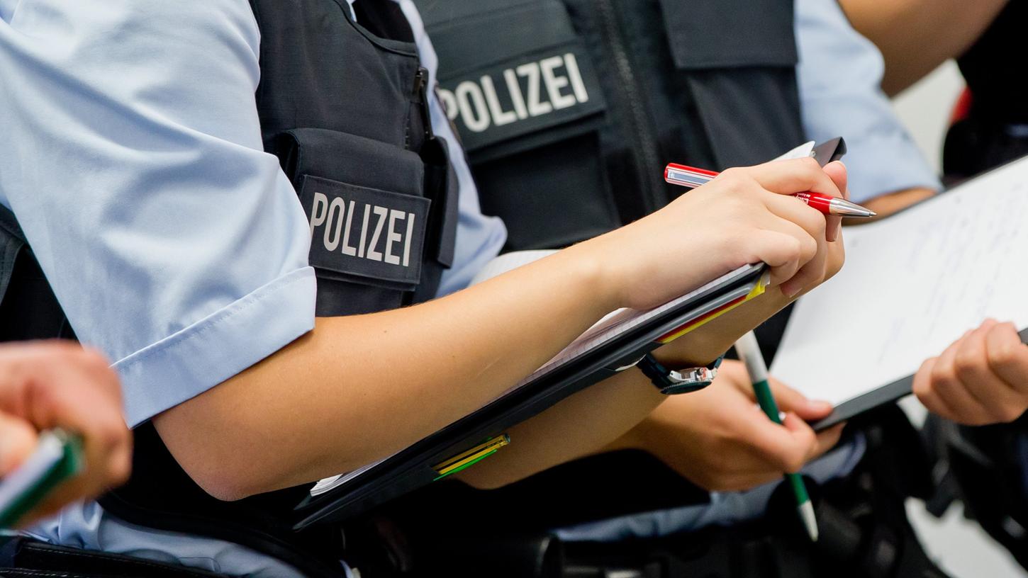 Blanke Polizistenarme: das bleibt Vorschrift, zumindest in Bayern.