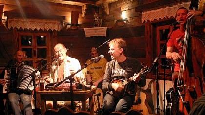 Ostbahn-Kurtis Einzug ins Gut Wolfgangshof Ostbahn-Kurtis Einzug ins Gut Wolfgangshof