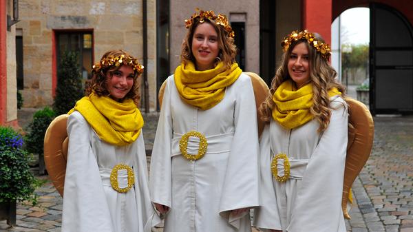 Weihnachtsfreude verbreiten, Kinder- und Seniorenheime besuchen und natürlich die Türchen des Forchheimer Adventskalenders öffnen: Diese Himmelsboten waren schon als Weihnachtsengel in Forchheim im Einsatz. Weitere Informatioenn zu den Engeln von 2018 finden Sie hier.