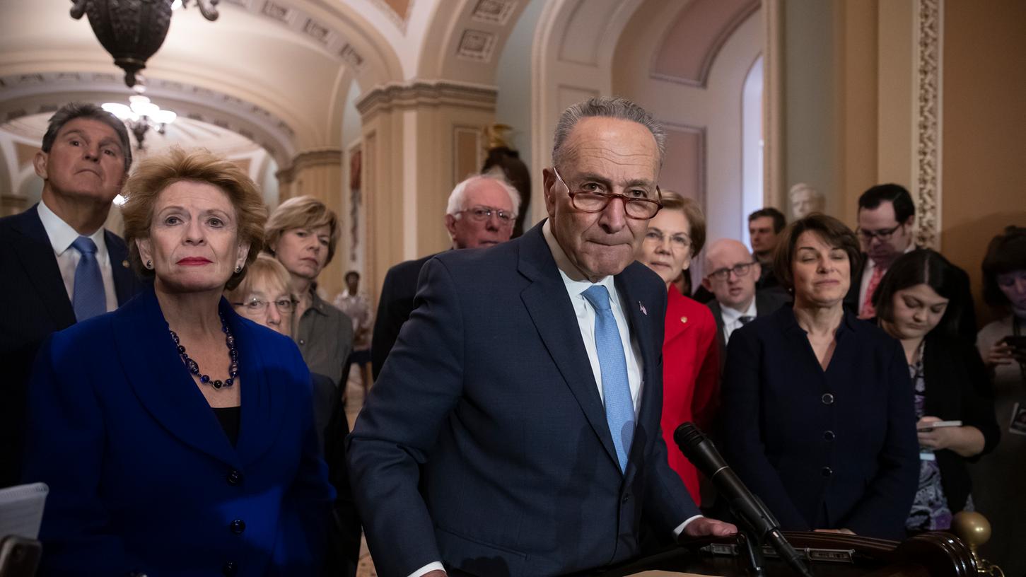 Chuck Schumer, Fraktionsführer der Demokraten im US-Senat, wird von der Fraktion des Senats umgeben. Nun ist eine Debatte über die nächste Präsidentschaftskandidatur in vollem Gange.