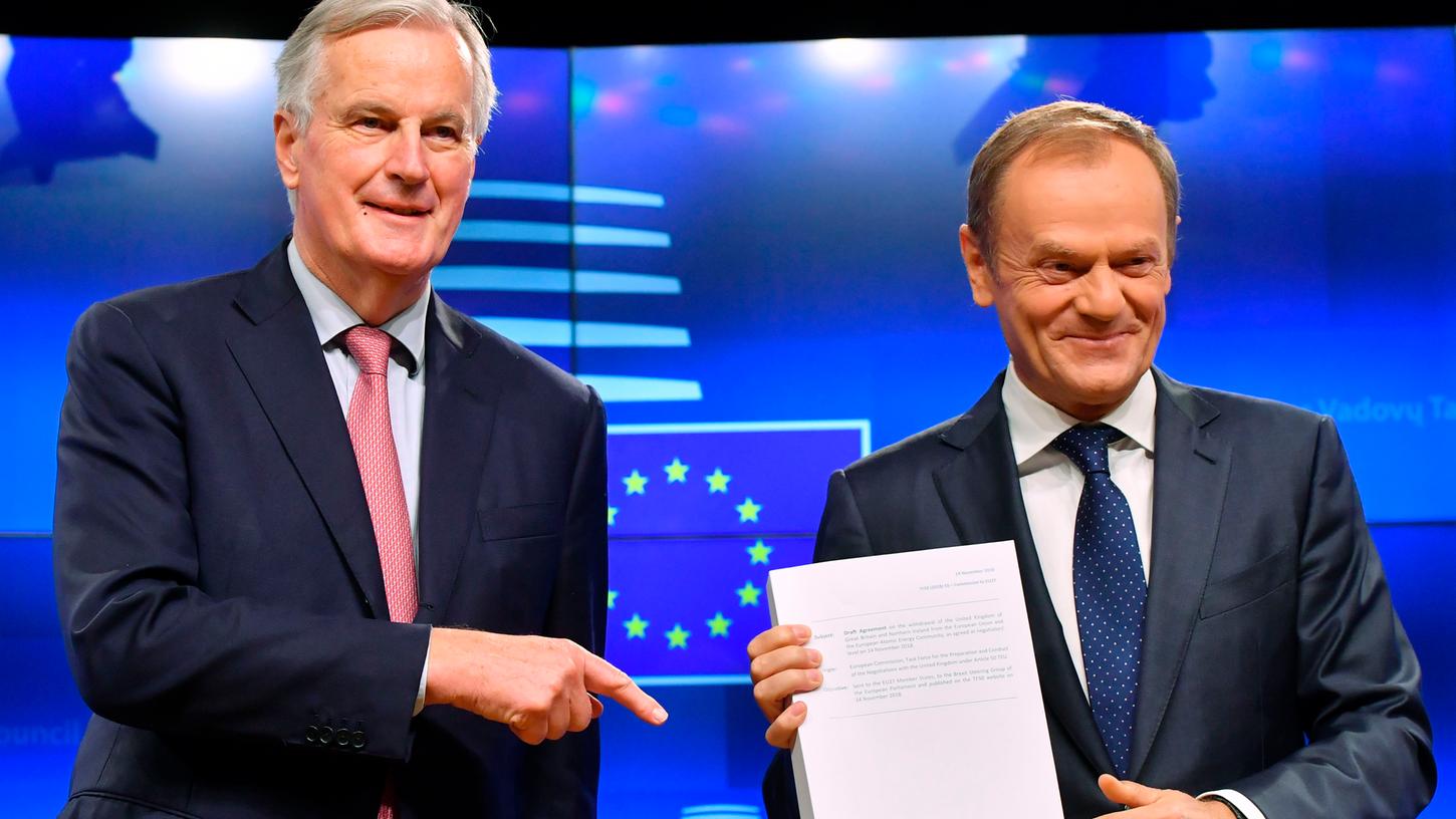 Michel Barnier (links) hat in den Brexit-Verhandlungen einen Durchbruch erzielt. EU-Ratspräsident Donald Tusk berief nun einen Sondergipfel ein.