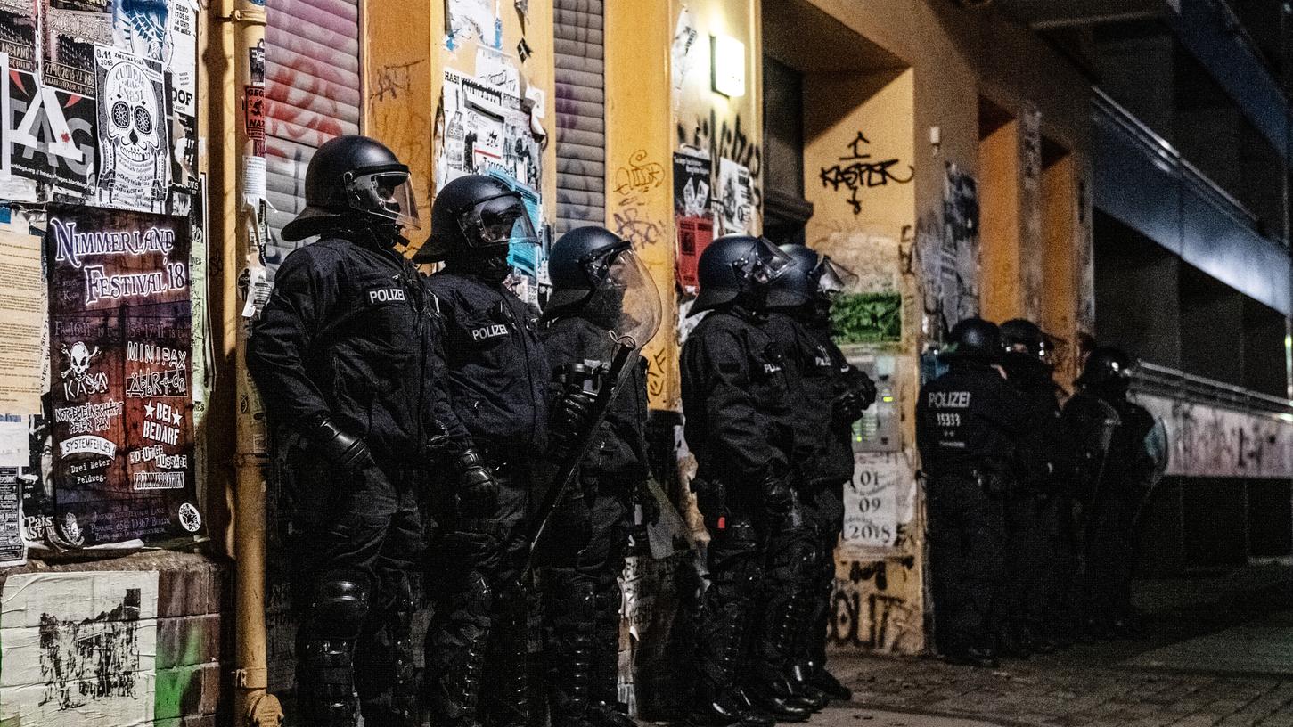 Polizeibeamte stürmten am Donnerstag bei einer Razzia in der Rigaer Straße in  Berlin-Friedrichshain Wohnungen von gewaltätigen Linksextremisten.
