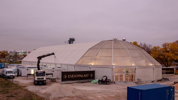 Seit dem Hallen-und-Liga-Theater im Vorjahr fliegen die Falken aber noch weiterhin am Nürnberger Flughafen. Im Norden der Stadt haben bei Heimspielen der lokal ansässigen Korbjäger rund 1500 Basketball-Freunde Platz. Als mobile Sporthalle bietet der Eventpalast auch Raum für den Schul- und Abendsport. Ins Airport-Nest ausweichen mussten die Jungs von Ralph Junge, weil…
