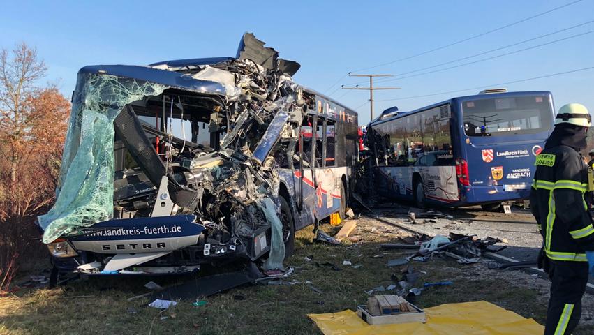 Bei einem Zusammenstoß von zwei Bussen nahe Ammerndorf im Landkreis Fürth sind am Donnerstag etwa 30 Personen, darunter auch Kinder, verletzt worden. 


