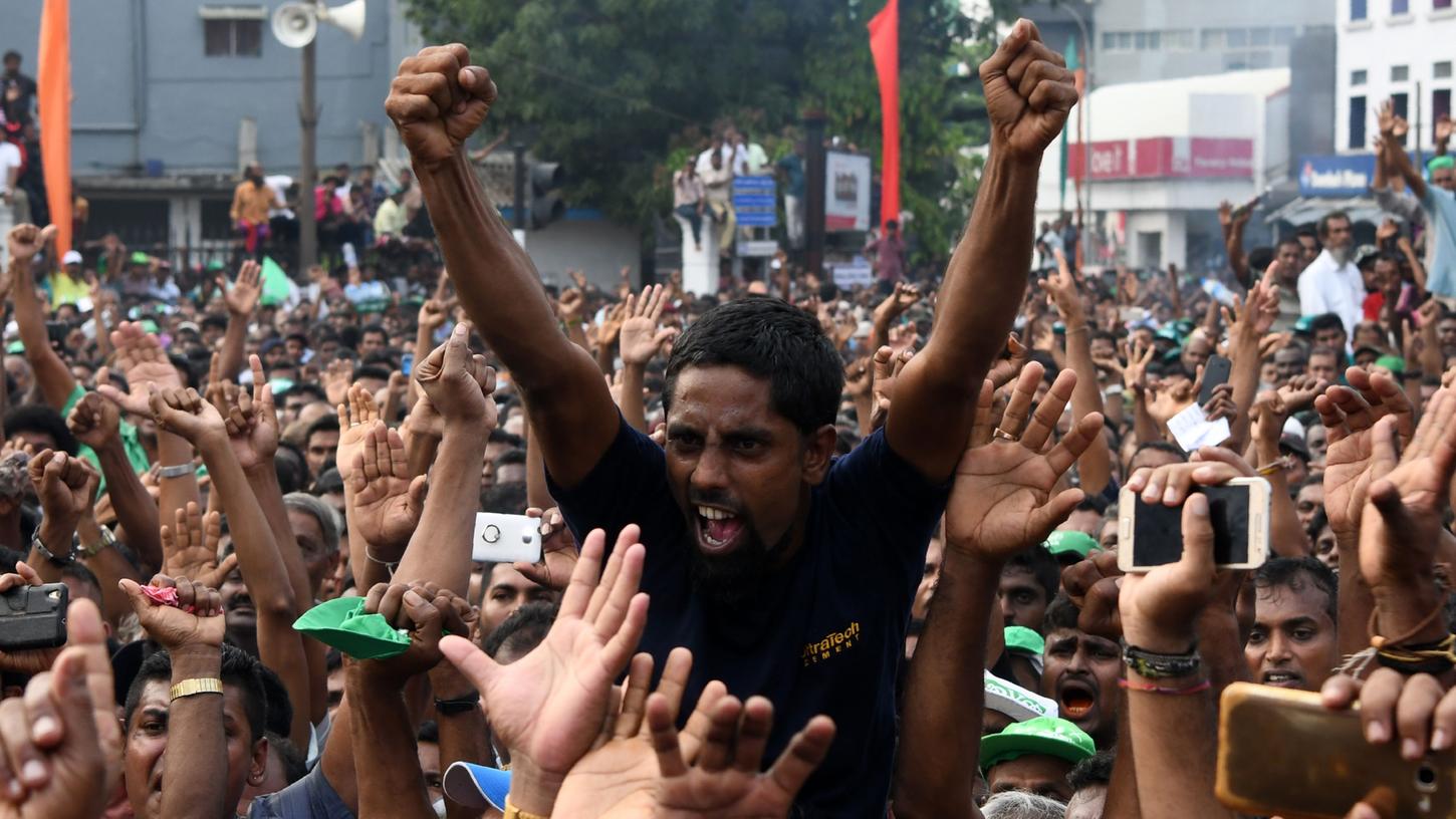 Unterstützer von Premierminister Ranil Wickremesinghe demonstrieren in Colombo.