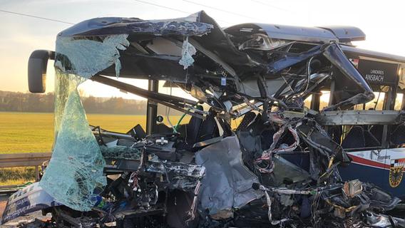 Schwerer Verkehrsunfall mit zwei Bussen im Landkreis Fürth