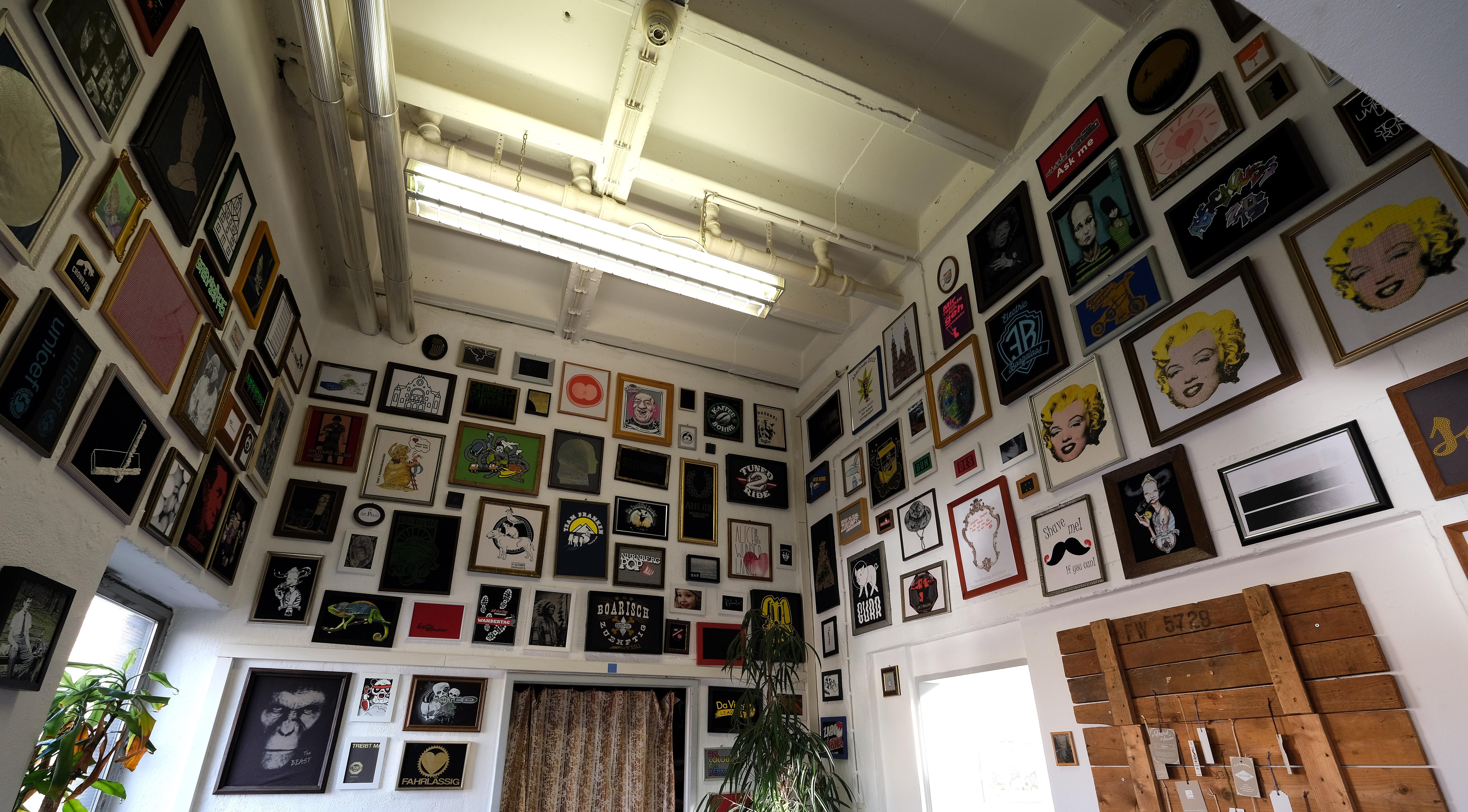 Im Showroom der Firma "Subucoola" sind jede Menge T-Shirt-Motive zu sehen.