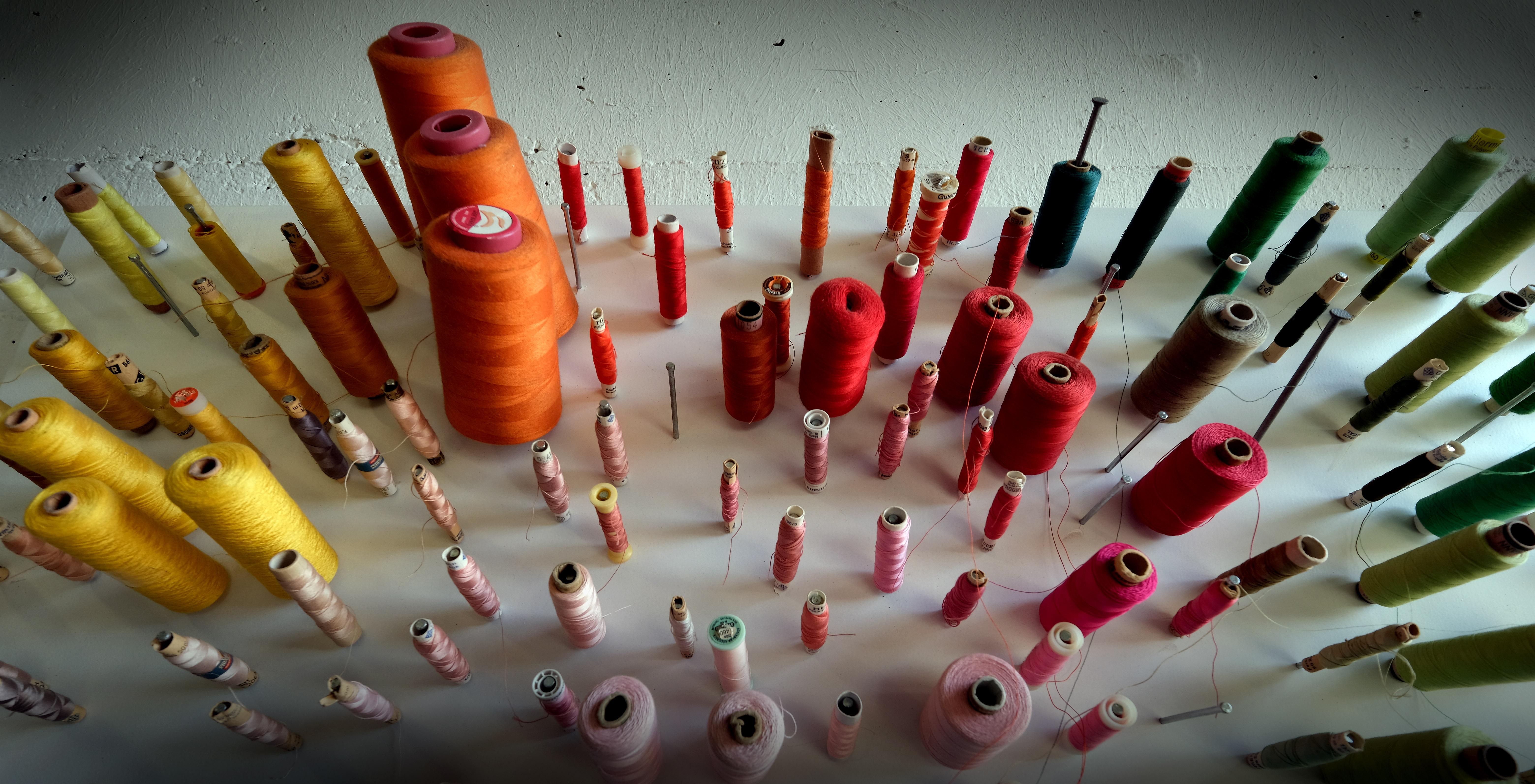 Ein Hingucker sind die vielen bunten Zwirnrollen im Modeatelier "Yar".