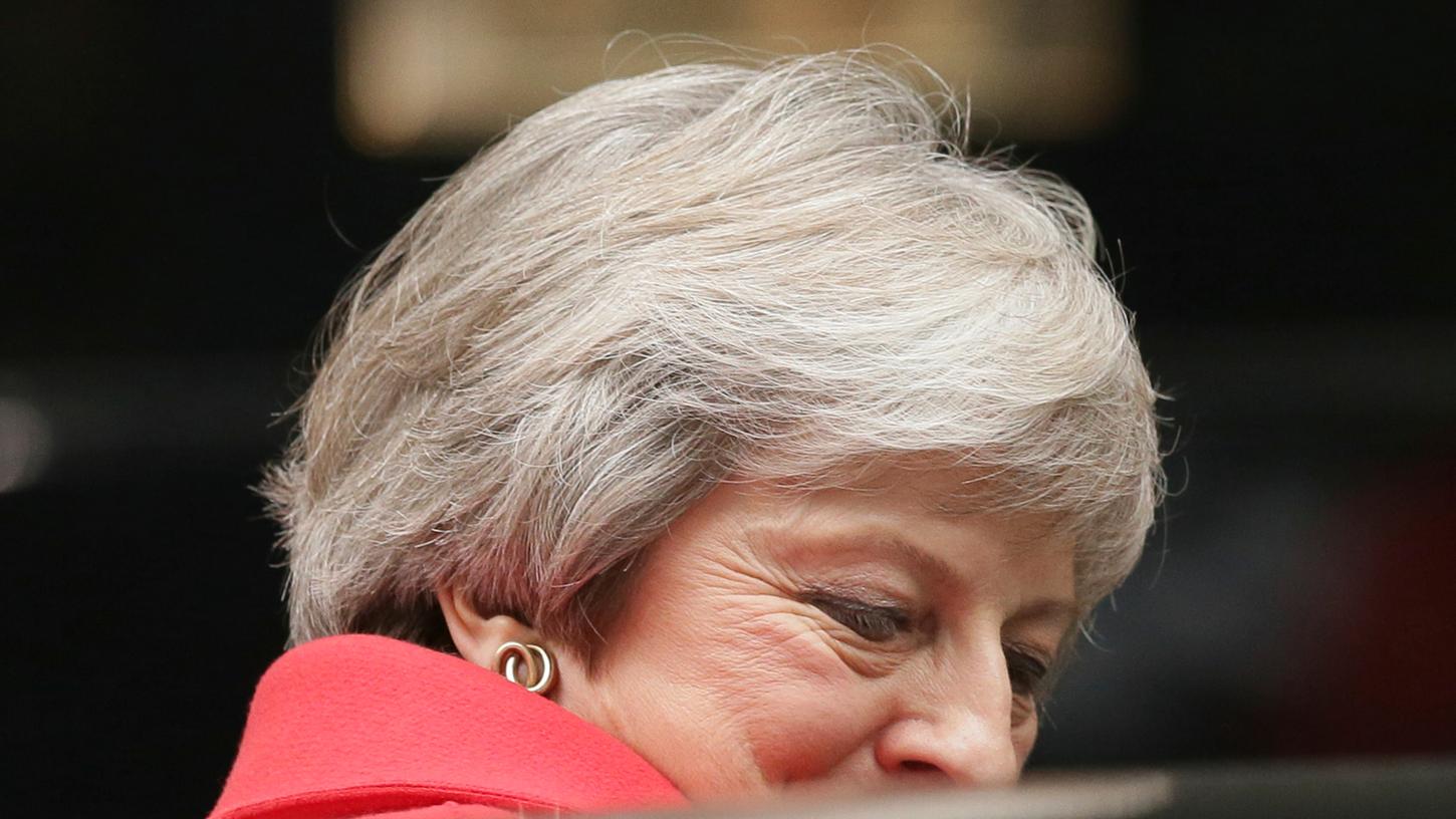 Der Brexit-Entwurf, auf den sich das britische Kabinett vorerst einigen konnte, sorgt für Aufruhr. Nachdem etliche Politiker ihr Amt niedergelegt haben, steht May massiv unter Druck.