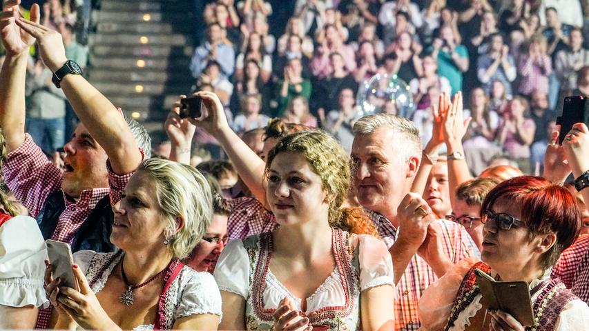 Hande und Handy hoch: Stielecht im Dirndl und in Lederhose waren die Fans zum Konzert in der Nürnberger Arena angereist.