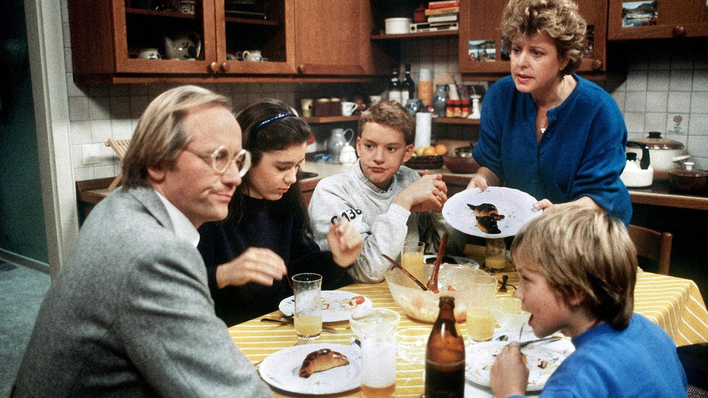 Ein Bild aus frühen "Lindenstraßen"-Tagen 1986: Helga Beimer (Marie-Luise Marjan, hinten rechts) mit ihrem ersten Mann Hans (Joachim Hermann Luger, l) und ihren Kindern (l-r) Marion (Ina Bleiweiß), Benny (Christian Kahrmann) und Klausi (Moritz A. Sachs). Die Fernsehserie "Lindenstraße" wird nach 34 Jahren beendet.