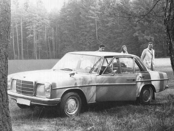 Der Tatort bei Lindelburg: In diesem Mercedes wurde der Doppelmord verübt. An der Wagentür hinterließ der Mörder seinen blutigen Fingerabdruck.