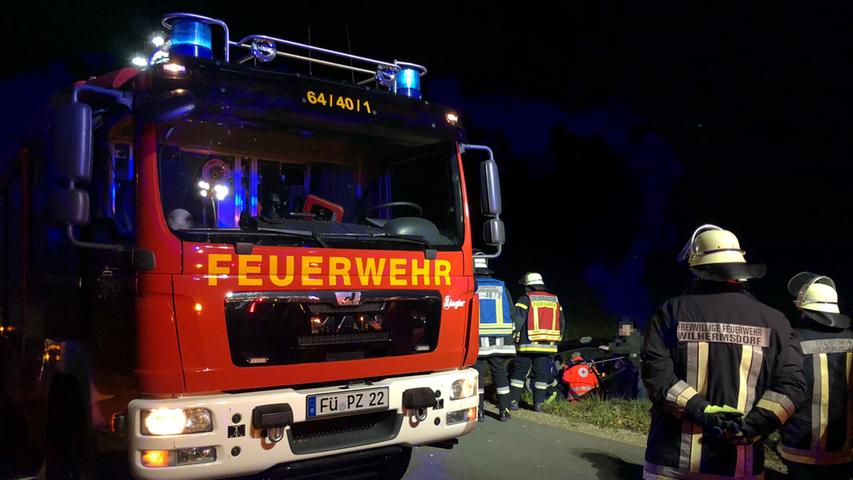 Zwei Verletzte: Auto landet bei Wilhermsdorf in Graben