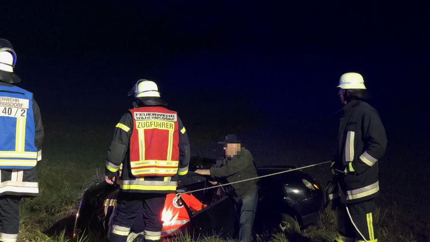 Zwei Verletzte: Auto landet bei Wilhermsdorf in Graben