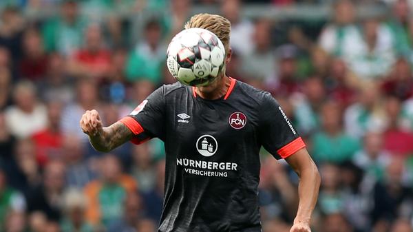 Wenn Rot und Weiß nicht passen, muss eben Grau her! Beim Auswärtsspiel in Bremen bewies der Club, dass er es auch im Ausweichtrikot kann. Das Schmuckstück zieren orange Details an Kragen und Ärmeln.