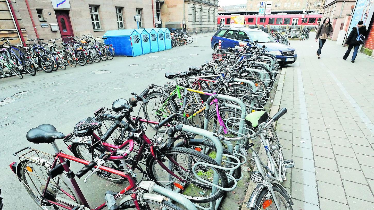 500 neue Fahrradabstellplätze sollen nächstes Jahr in der Ludwigstraße und am Bahnhof entstehen. Doch noch heuer will die Stadt gemeinsam mit der Polizei „Fahrradleichen“ aus den Ständern entfernen.