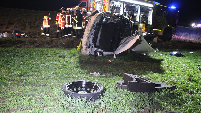 Feuerwehr rettet Schwerverletzten aus den Trümmern seines VW Golf 