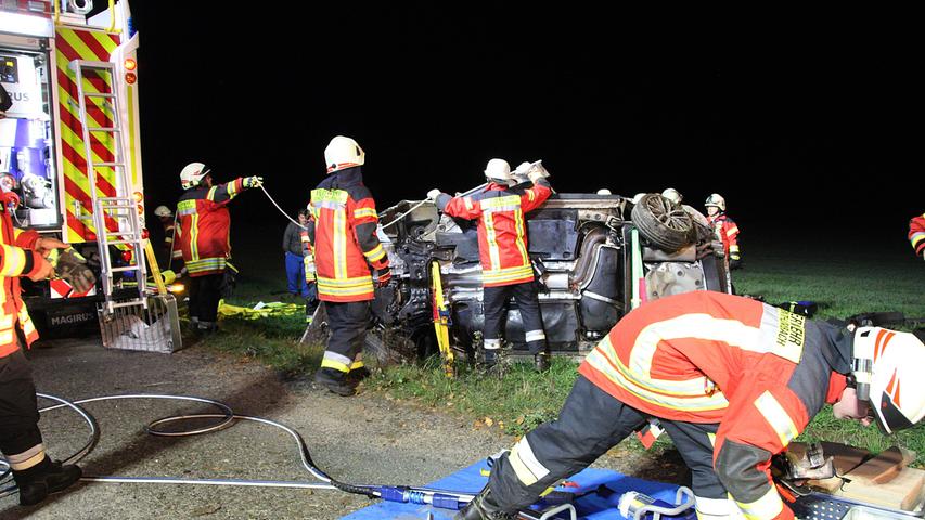 Feuerwehr rettet Schwerverletzten aus den Trümmern seines VW Golf 