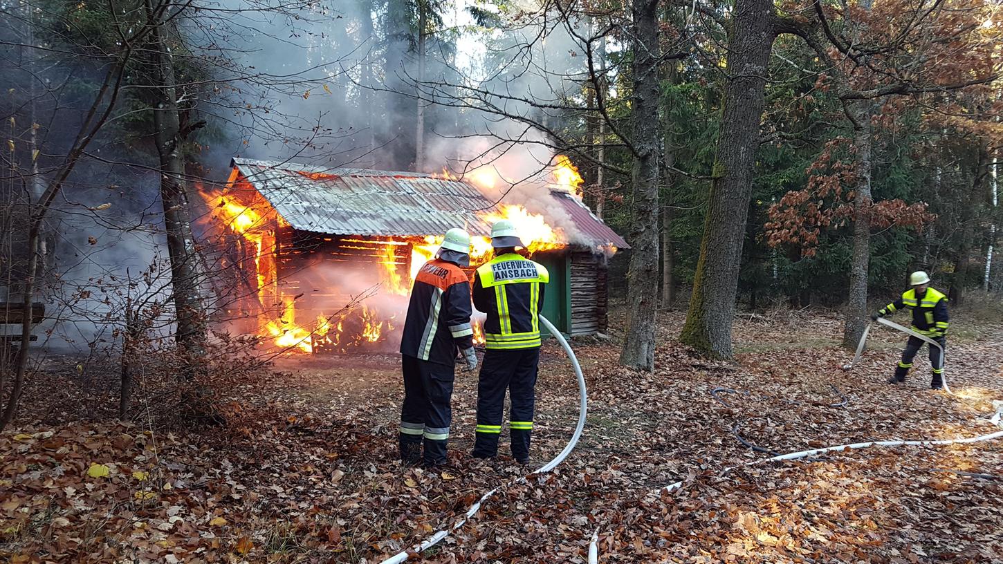 Die Waldhütte nahe Neudorf stand komplett in Flammen. Das Gebäude brannte komplett aus.