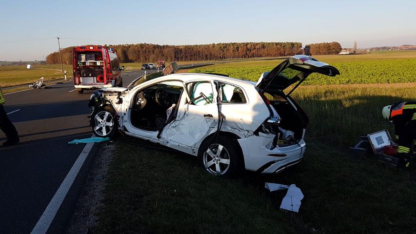 Schleudernder Anhänger rammt Volvo: Drei Verletzte bei Seukendorf
